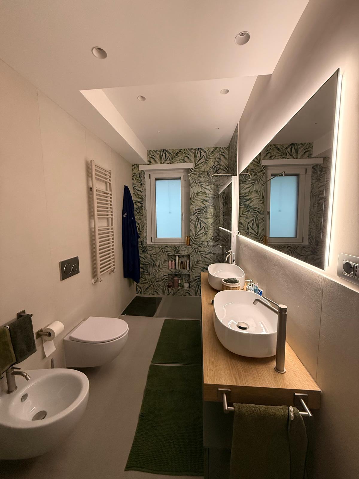 Bagno rifatto da capo, doppio lavabo e specchio retroilluminato.