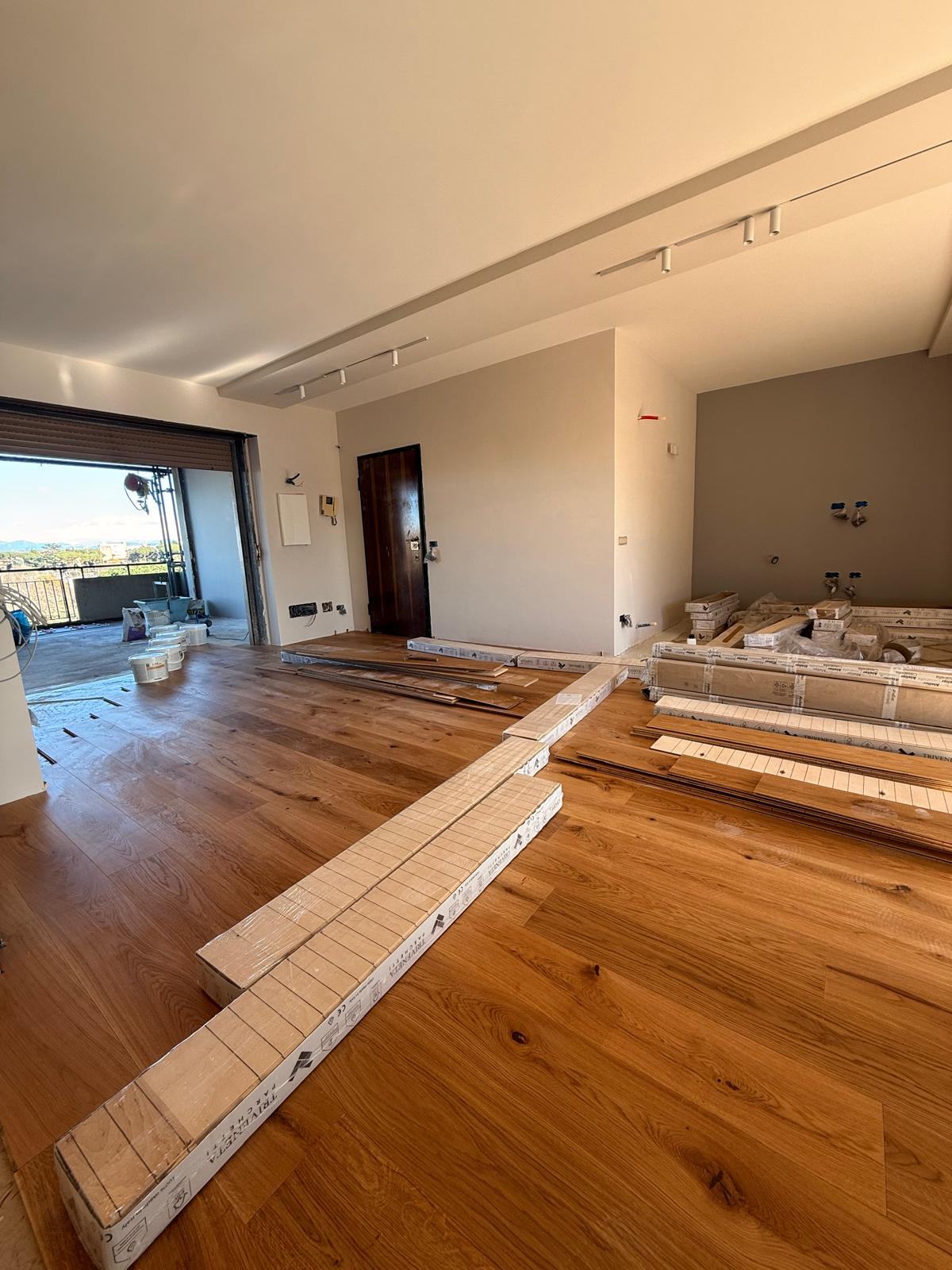 Posa del parquet in rovere, a cantiere aperto.